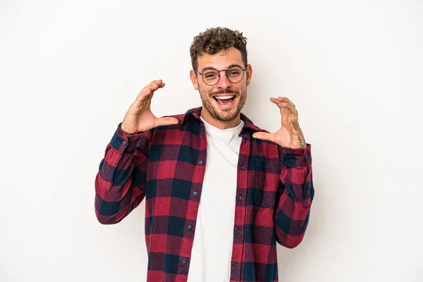 Jovem Caucasiano Isolado Fundo Branco Segurando Algo Com Palmas Das — Fotografia de Stock