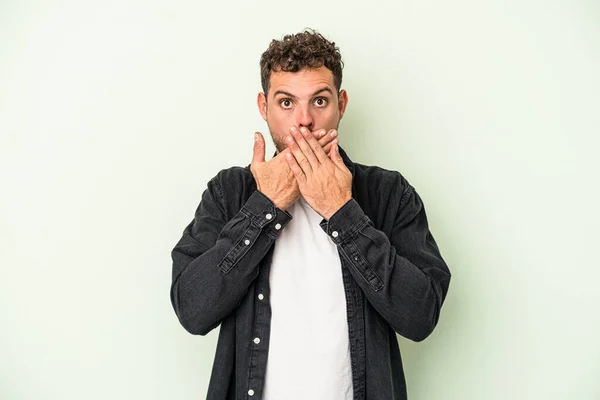 Yeşil Arka Planda Izole Edilmiş Genç Beyaz Adam Elleriyle Ağzını — Stok fotoğraf
