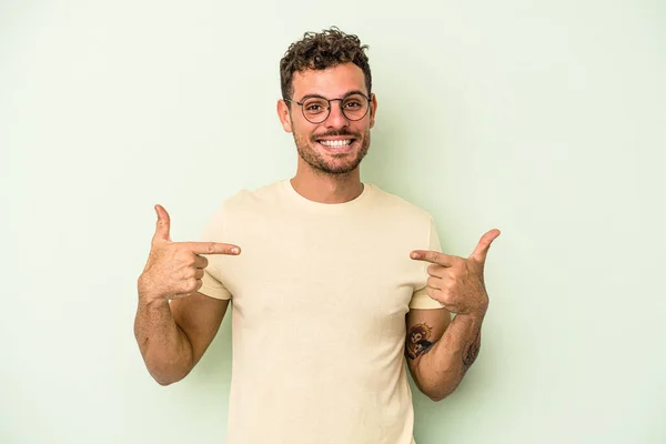 Junger Kaukasier Isoliert Auf Grünem Hintergrund Zeigt Mit Den Fingern — Stockfoto