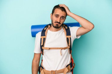 Beyaz atlı genç adam mavi arka planda izole edildi şok oldu, o önemli bir toplantı hatırladı.