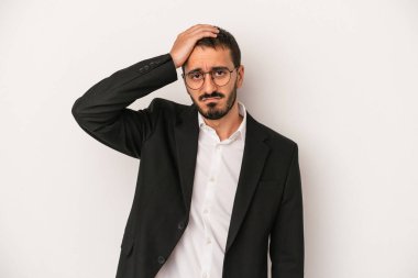 Beyaz arka planda izole genç beyaz iş adamı şok, o önemli bir toplantı hatırladı.