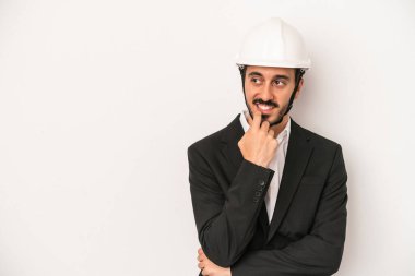 Beyaz arka planda izole edilmiş miğfer takan genç mimar bir şeyin fotokopi alanına baktığını düşünerek rahatladı..