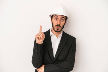 Beyaz arka planda izole edilmiş miğfer takan genç mimar harika bir fikre, yaratıcılık kavramına sahip..