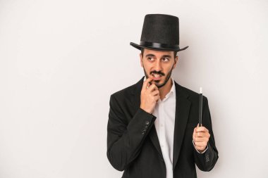 Beyaz arka planda asası olan genç sihirbaz bir şeyin fotokopi alanına baktığını düşünerek rahatladı..