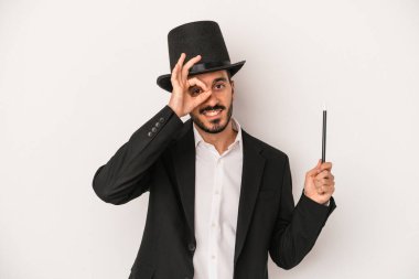 Beyaz arka planda asası olan genç sihirbaz heyecanla bekliyor..