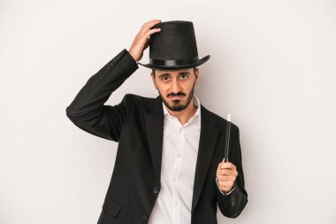 Beyaz arka planda asası olan genç sihirbaz şoka girerek önemli bir buluşmayı hatırladı..