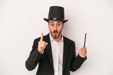 Beyaz arka planda asası olan genç sihirbaz bir fikri ve ilham konsepti var..