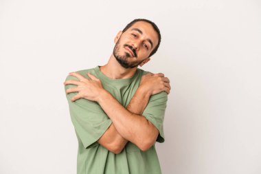 Beyaz arka planda izole edilmiş genç beyaz bir adam. Kucaklaşma, kaygısız gülümseme ve mutluluk..