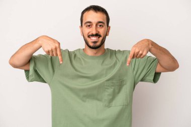 Beyaz arka planda izole edilmiş genç beyaz bir adam parmakları aşağıda, olumlu bir his var..