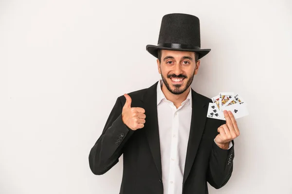 Mladý Kouzelník Muž Drží Magickou Kartu Izolované Bílém Pozadí Úsměvem — Stock fotografie