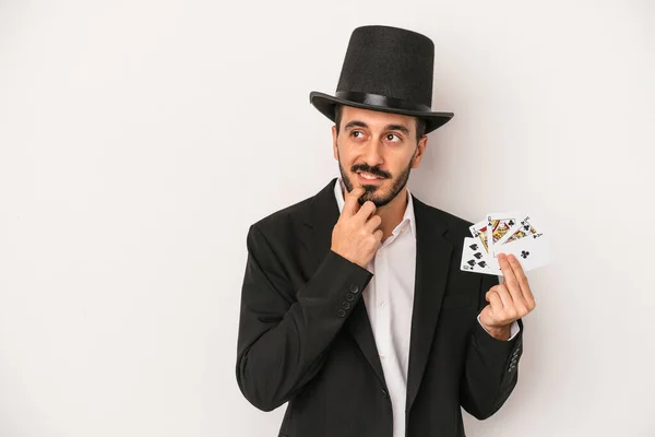 Mladý Kouzelník Muž Drží Magickou Kartu Izolované Bílém Pozadí Uvolněně — Stock fotografie