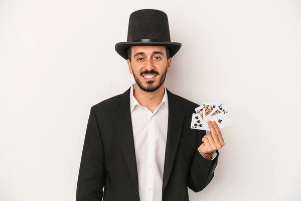 白い背景に孤立した魔法のカードを持っている若い魔術師の男幸せ 笑顔と陽気な — ストック写真