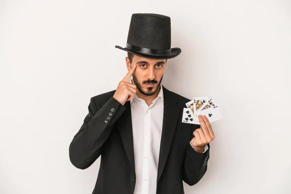 Mladý Kouzelník Drží Magickou Kartu Izolovanou Bílém Pozadí Ukazující Prstem — Stock fotografie