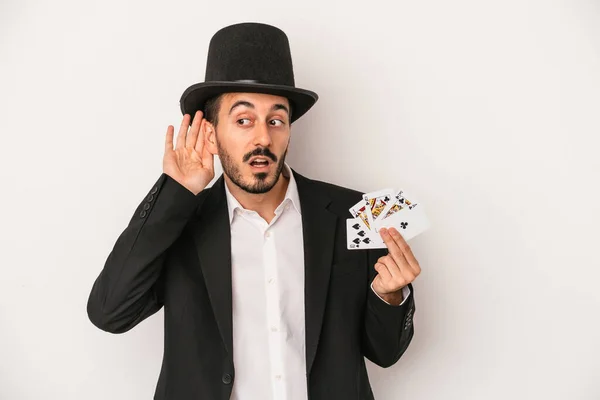 Mladý Kouzelník Muž Drží Magickou Kartu Izolované Bílém Pozadí Snaží — Stock fotografie
