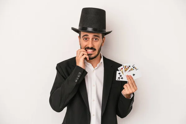 Mladý Kouzelník Muž Drží Magickou Kartu Izolované Bílém Pozadí Kousání — Stock fotografie