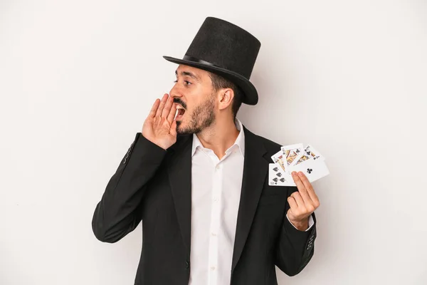 Mladý Kouzelník Muž Drží Magickou Kartu Izolované Bílém Pozadí Křičí — Stock fotografie
