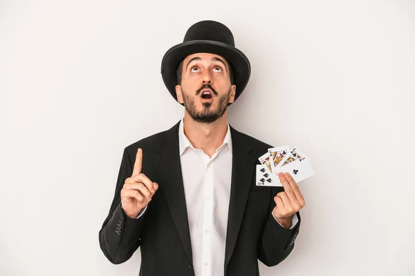 Mladý Kouzelník Muž Drží Magickou Kartu Izolované Bílém Pozadí Ukazuje — Stock fotografie