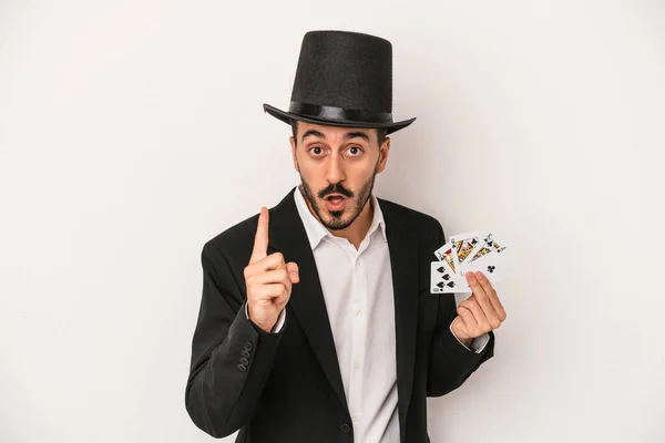 Mladý Kouzelník Muž Drží Magickou Kartu Izolované Bílém Pozadí Nápadem — Stock fotografie