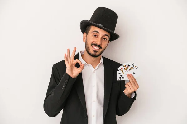Mladý Kouzelník Muž Drží Magickou Kartu Izolované Bílém Pozadí Veselý — Stock fotografie