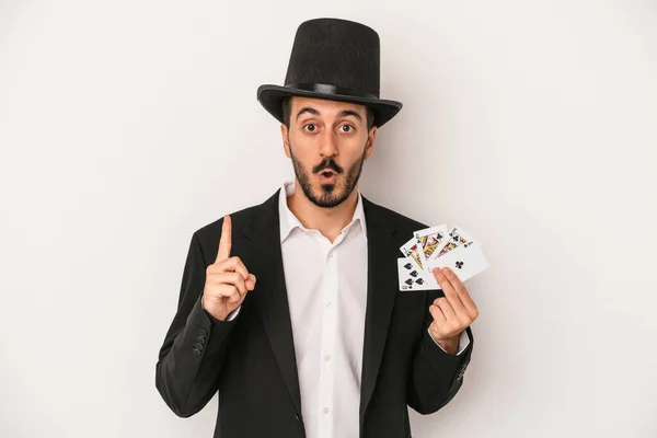 Mladý Kouzelník Muž Drží Magickou Kartu Izolované Bílém Pozadí Nějakou — Stock fotografie