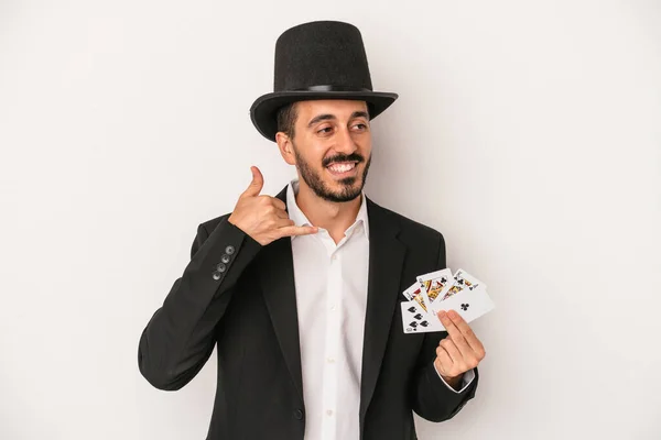Mladý Kouzelník Muž Drží Magickou Kartu Izolované Bílém Pozadí Ukazující — Stock fotografie