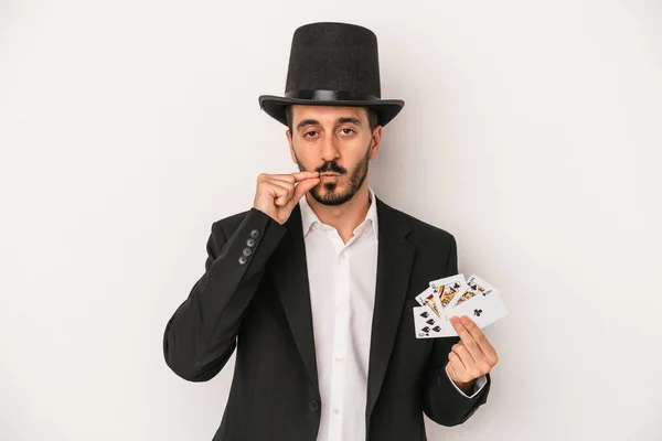 Mladý Kouzelník Muž Drží Magickou Kartu Izolované Bílém Pozadí Prsty — Stock fotografie