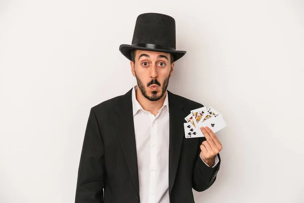 Mladý Kouzelník Muž Drží Magickou Kartu Izolované Bílém Pozadí Pokrčí — Stock fotografie