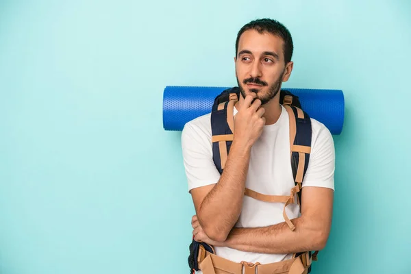 Jovem Homem Caminhante Caucasiano Isolado Fundo Azul Relaxado Pensando Algo — Fotografia de Stock