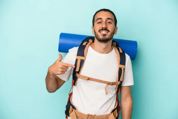 Jonge Blanke Wandelaar Geïsoleerd Blauwe Achtergrond Persoon Wijzend Met Hand — Stockfoto