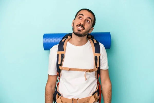 Jovem Homem Caminhante Caucasiano Isolado Fundo Azul Sonhando Alcançar Objetivos — Fotografia de Stock