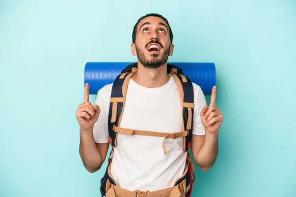 Ung Kaukasisk Vandrare Man Isolerad Blå Bakgrund Pekar Upp Med — Stockfoto