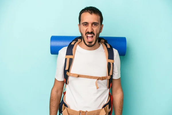 Jovem Homem Caminhante Caucasiano Isolado Fundo Azul Gritando Muito Irritado — Fotografia de Stock