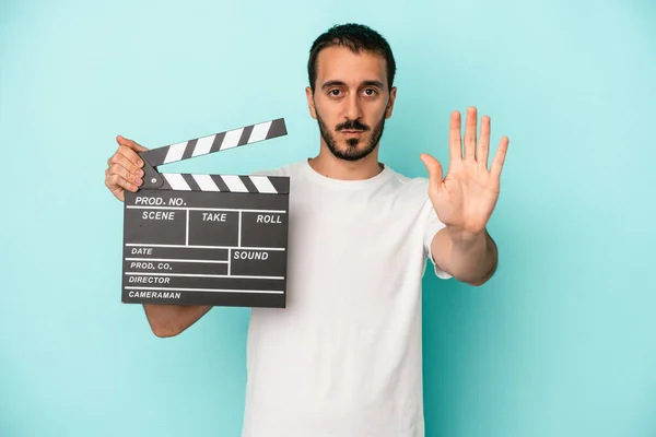 Giovane Attore Caucasico Uomo Tenendo Clapperboard Isolato Sfondo Blu Piedi — Foto Stock