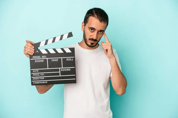 Młody Biały Aktor Człowiek Trzymając Clapperboard Odizolowany Niebieskim Tle Wskazując — Zdjęcie stockowe