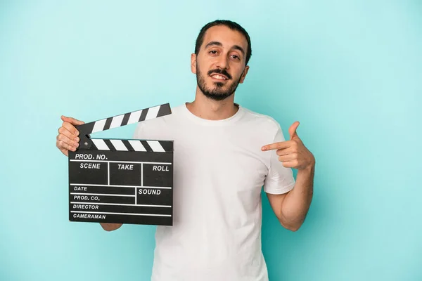 Jovem Ator Caucasiano Segurando Palmas Isolado Fundo Azul Pessoa Apontando — Fotografia de Stock