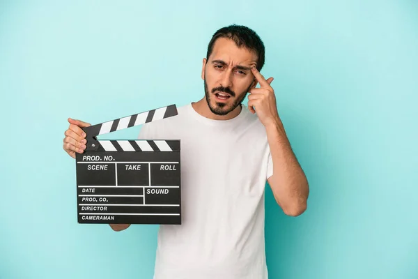 Młody Biały Aktor Mężczyzna Trzymając Clapperboard Odizolowany Niebieskim Tle Wykazując — Zdjęcie stockowe