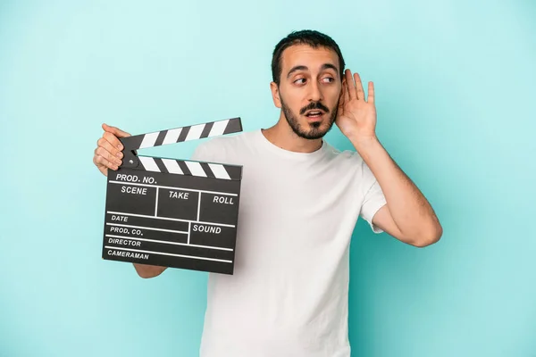Młody Biały Aktor Człowiek Trzymając Clapperboard Odizolowany Niebieskim Tle Próbuje — Zdjęcie stockowe