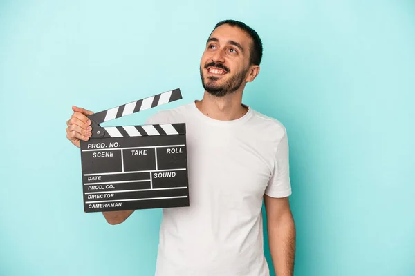 Young Caucasian Actor Man Holding Clapperboard Isolated Blue Background Dreaming — Stock Photo, Image