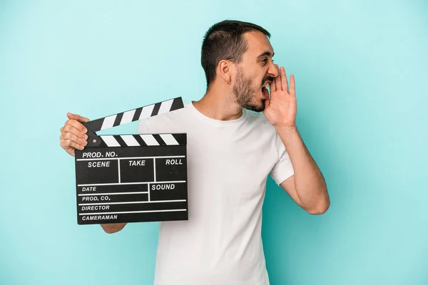 Jovem Ator Caucasiano Segurando Clapperboard Isolado Fundo Azul Gritando Segurando — Fotografia de Stock