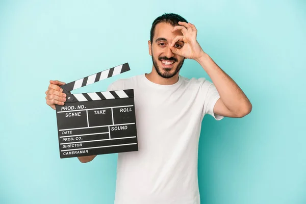 Joven Caucásico Actor Hombre Celebración Clapperboard Aislado Azul Fondo Excitado —  Fotos de Stock