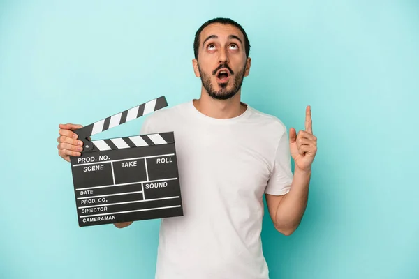 Jonge Kaukasische Acteur Man Houden Clapperboard Geïsoleerd Blauwe Achtergrond Wijzend — Stockfoto