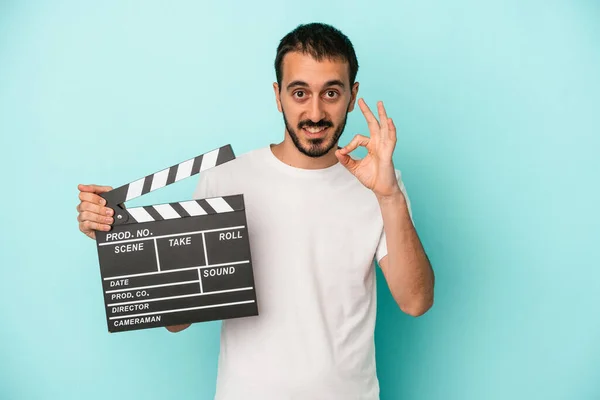 Giovane Attore Caucasico Uomo Tenendo Clapperboard Isolato Sfondo Blu Allegro — Foto Stock