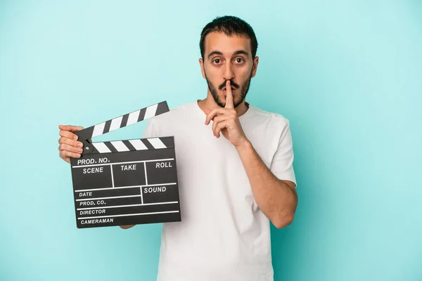 Giovane Attore Caucasico Uomo Tenendo Clapperboard Isolato Sfondo Blu Mantenendo — Foto Stock