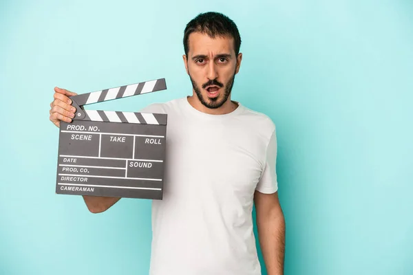 Młody Biały Aktor Człowiek Trzymając Clapperboard Odizolowany Niebieskim Tle Krzycząc — Zdjęcie stockowe