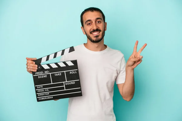 Joven Caucásico Actor Hombre Sosteniendo Clapperboard Aislado Sobre Fondo Azul —  Fotos de Stock