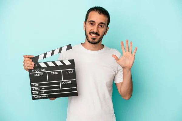 Giovane Attore Caucasico Uomo Tenendo Clapperboard Isolato Sfondo Blu Sorridente — Foto Stock