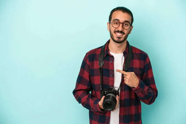 Kafkasyalı Genç Fotoğrafçı Mavi Arka Planda Izole Edilmiş Gülümsüyor Boş — Stok fotoğraf