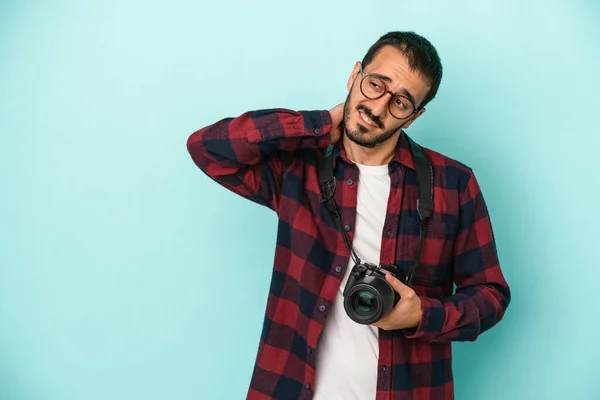 Joven Fotógrafo Caucásico Aislado Sobre Fondo Azul Tocando Parte Posterior — Foto de Stock