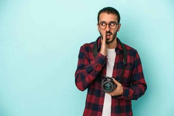 Ung Kaukasisk Fotograf Man Isolerad Blå Bakgrund Säger Hemlig Het — Stockfoto