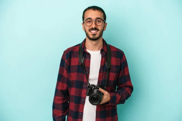 青の背景に孤立した若い白人写真家幸せ笑顔と陽気 — ストック写真